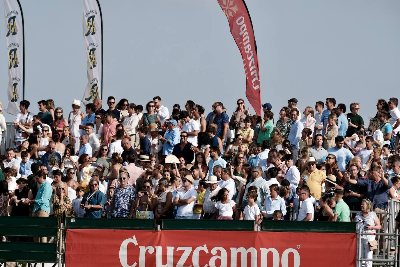 La primera carrera del segundo ciclo de las Carreras de Caballos de Sanlúcar en imágenes