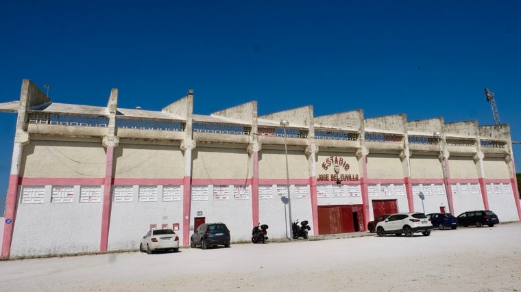 Fachada principal del Estadio José del Cuvillo.