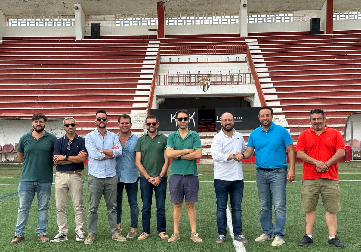 El alcalde Germán Beardo y el presidente racinguista Jesús Rodríguez se estrechan la mano en el Estadio José del Cuvillo.