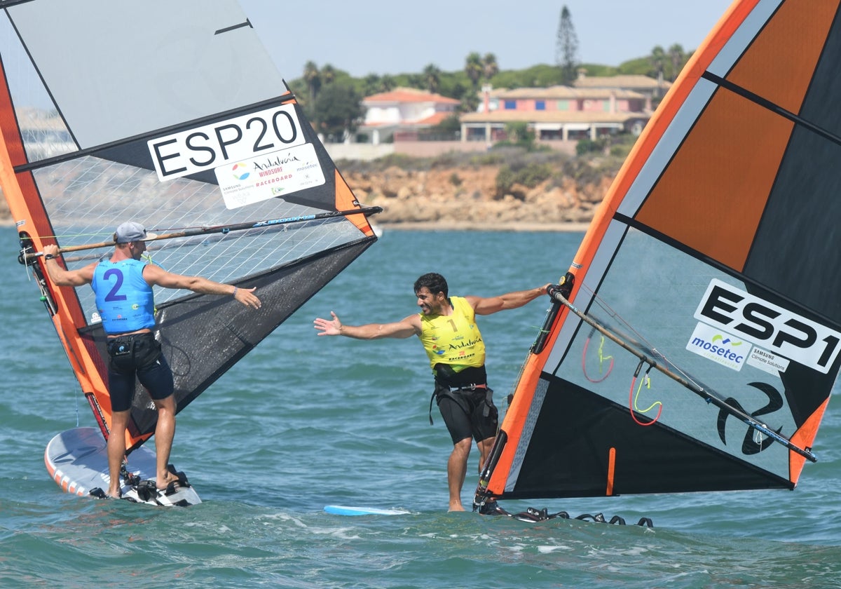 Curro Manchón y Borja Carracedo se saludan en el agua.