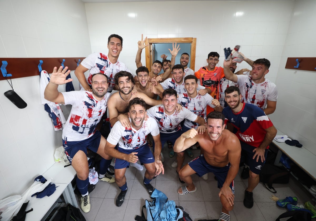 Los jugadores del Ciudad de Cádiz celebran la victoria