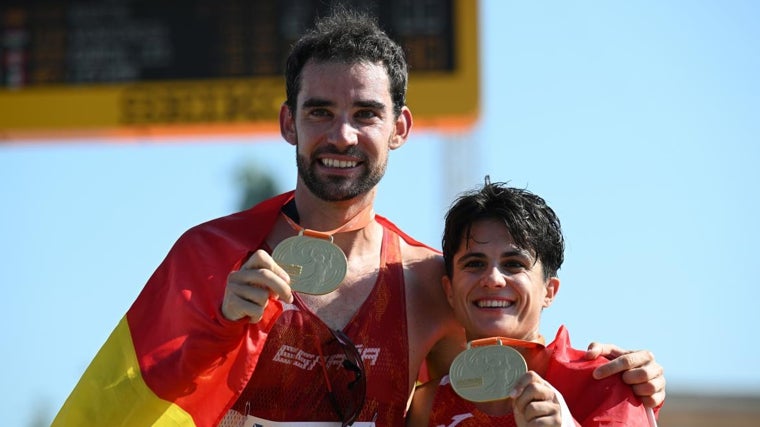 Álvaro Martín y María Pérez celebran su medalla de oro en París 2024.