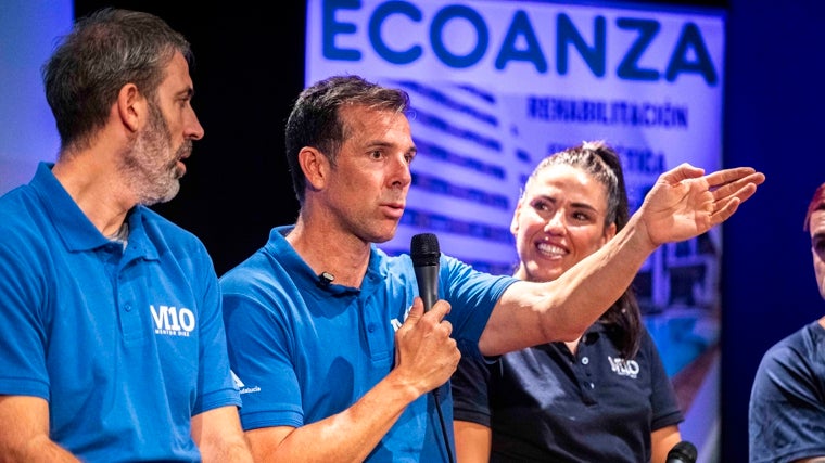 Carlos Marchena se dirige a los alumnos en San Felipe Neri.