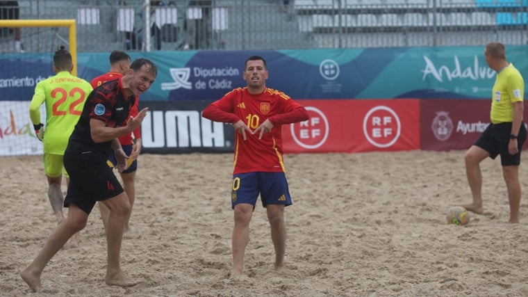 La selección española de fútbol playa está brillando.