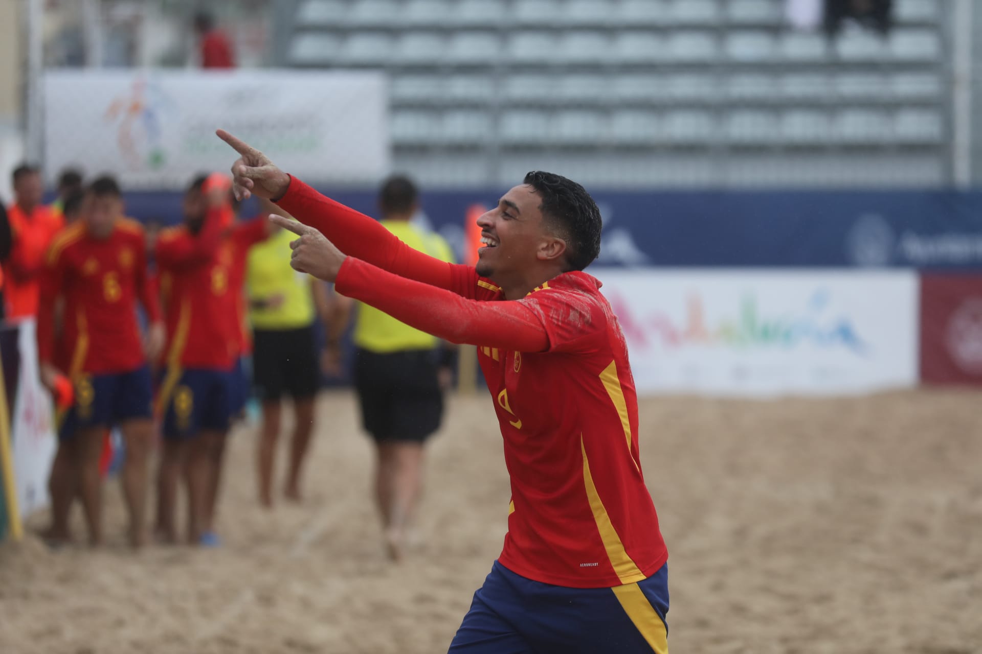 Fotos: La selección española de fútbol playa juega en la playa de la Victoria