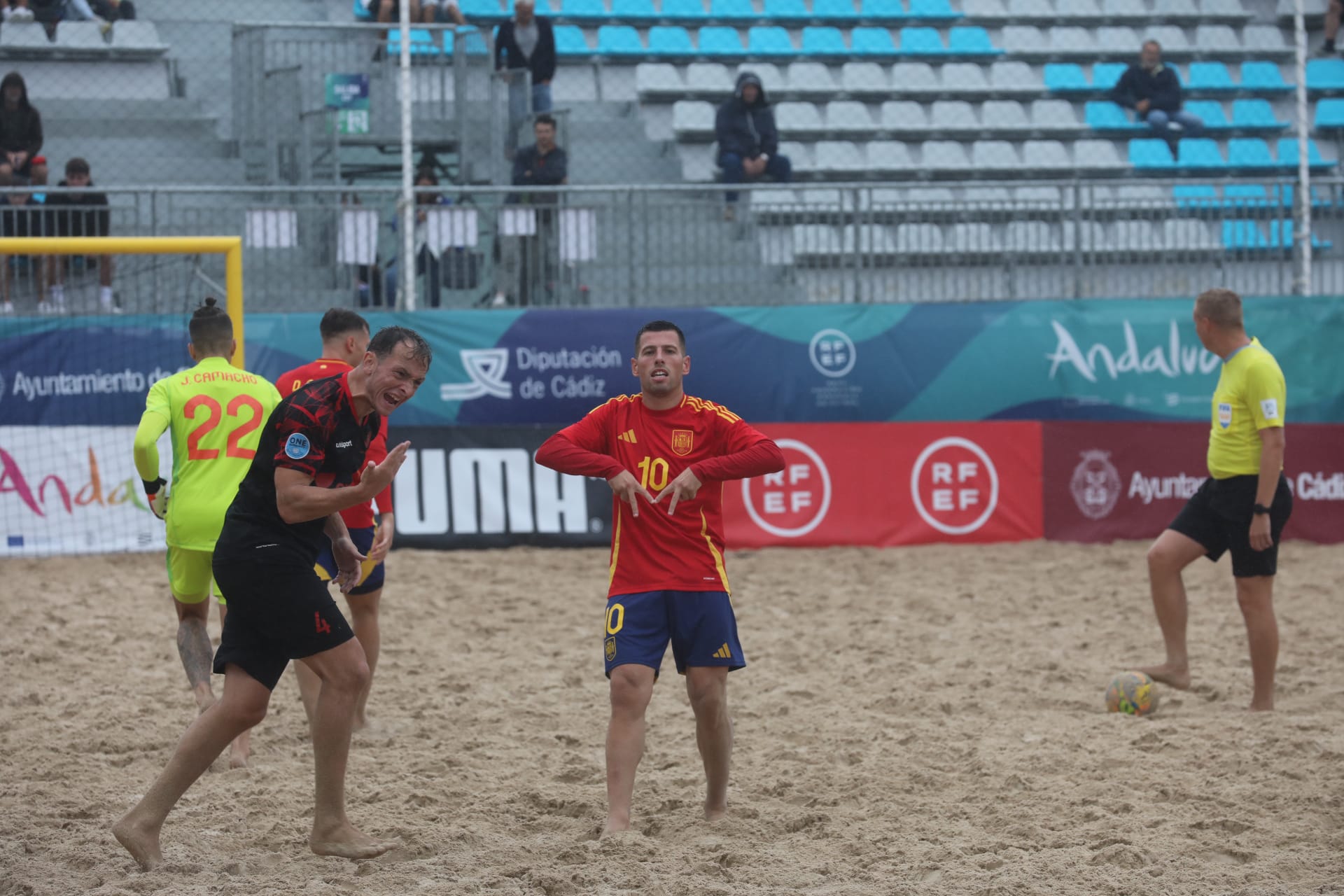 Fotos: La selección española de fútbol playa juega en la playa de la Victoria