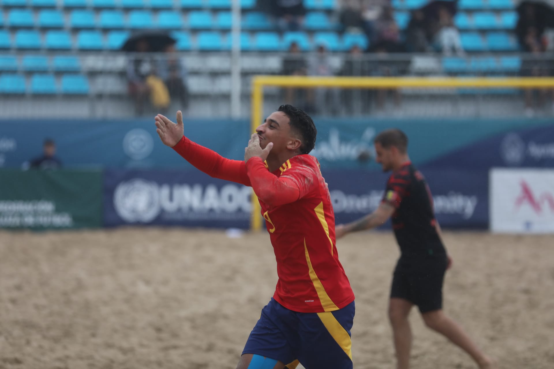 Fotos: La selección española de fútbol playa juega en la playa de la Victoria