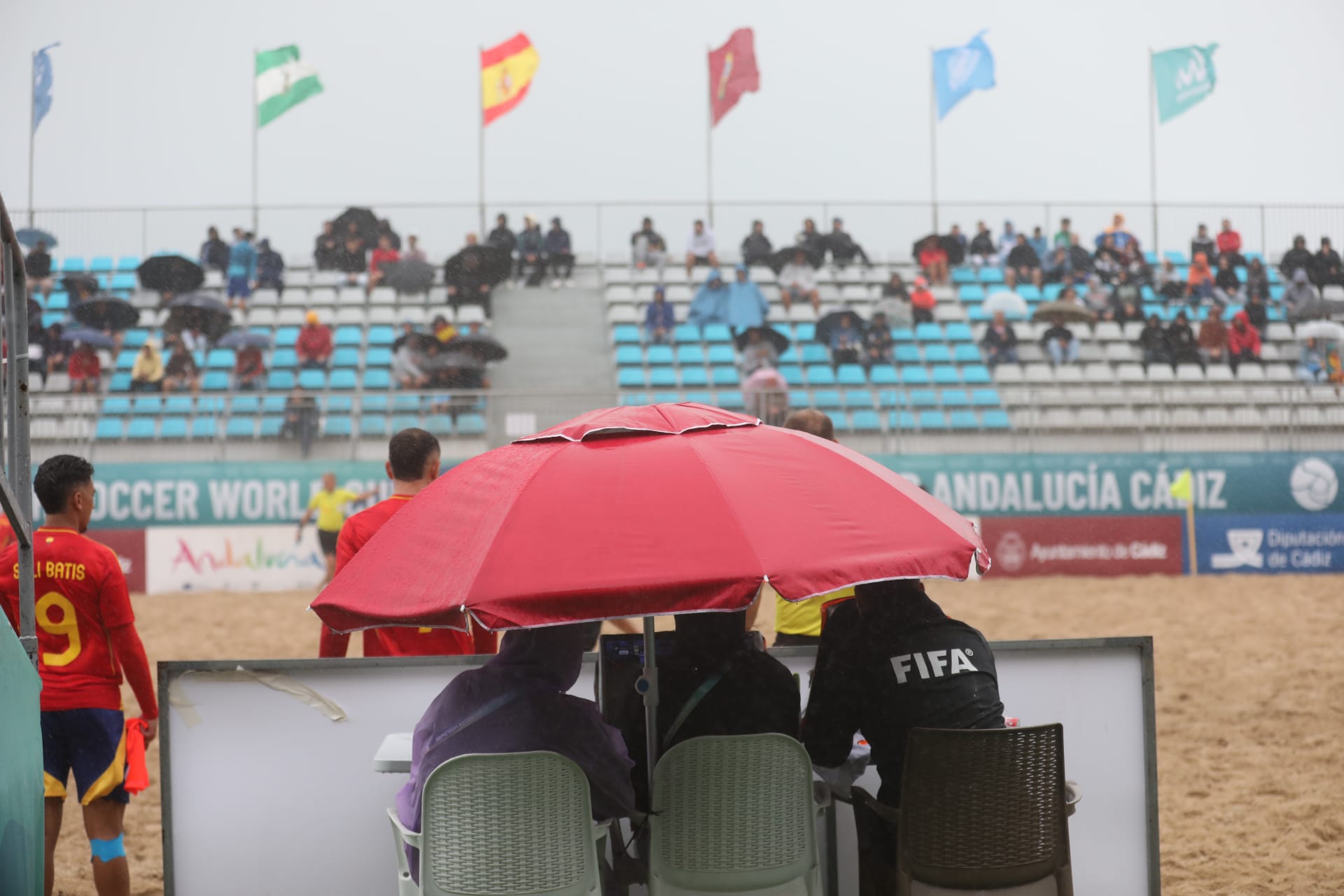 Fotos: La selección española de fútbol playa juega en la playa de la Victoria