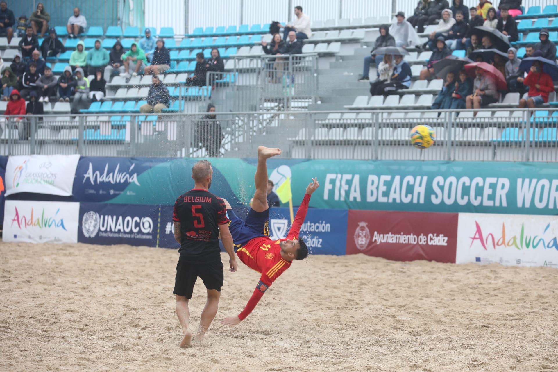 Fotos: La selección española de fútbol playa juega en la playa de la Victoria