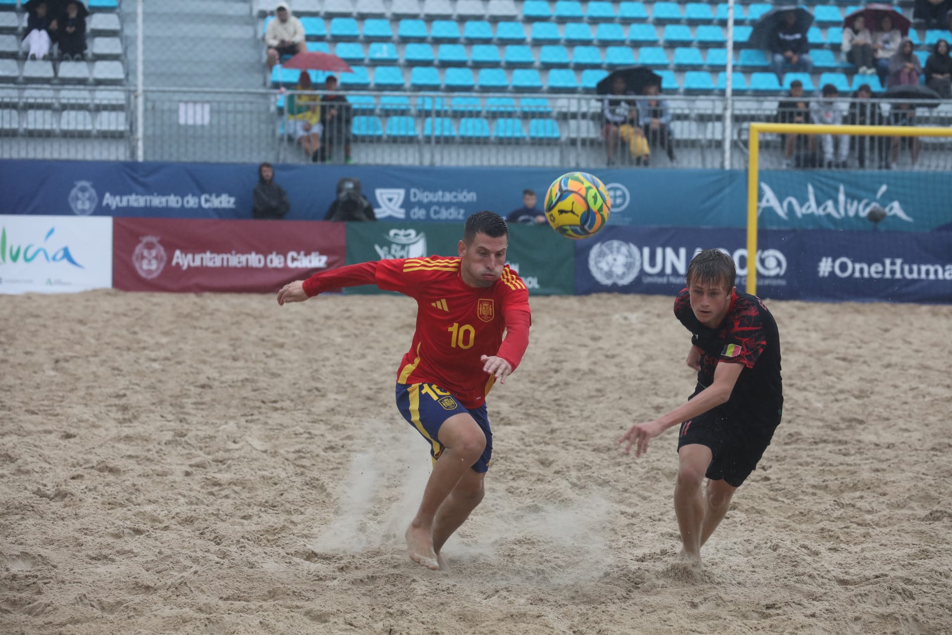 Fotos: La selección española de fútbol playa juega en la playa de la Victoria