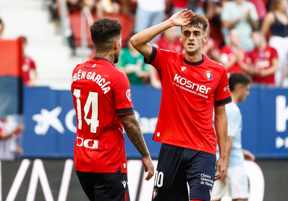 Rubén García junto a Aimar Oroz en un encuentro del Osasuna.