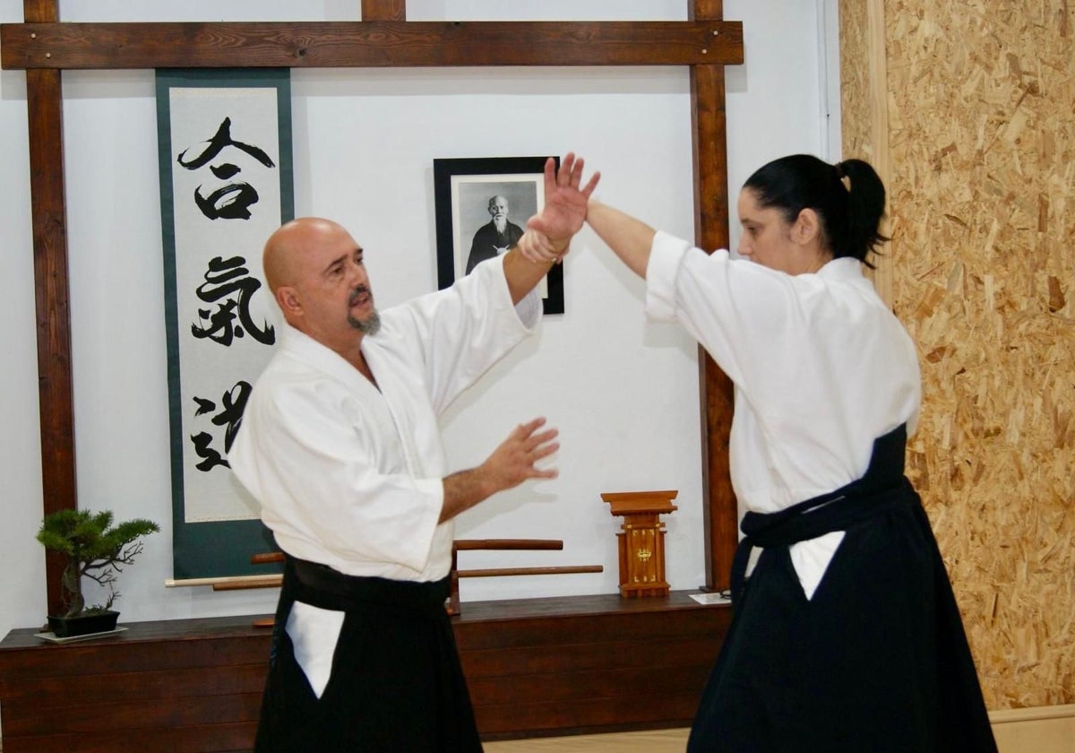 Lolo Aranda, izquierda, en una clase de aikido