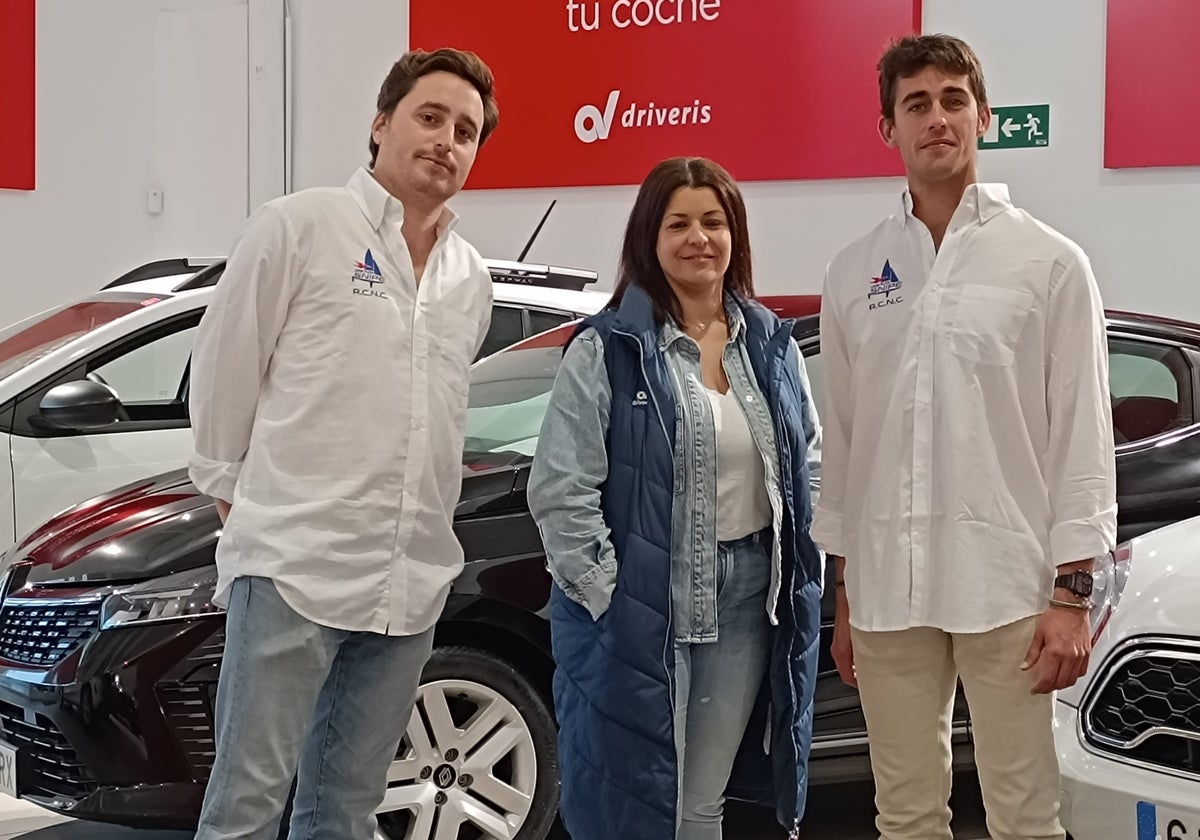 Eduardo Concha Saborid, capitán de la Flota de Snipe de Cádiz y Santi Pérez Blázquez, secretario, junto a Carolina Fernández, representante de la marca y asesora comercial en Driveris Cádiz