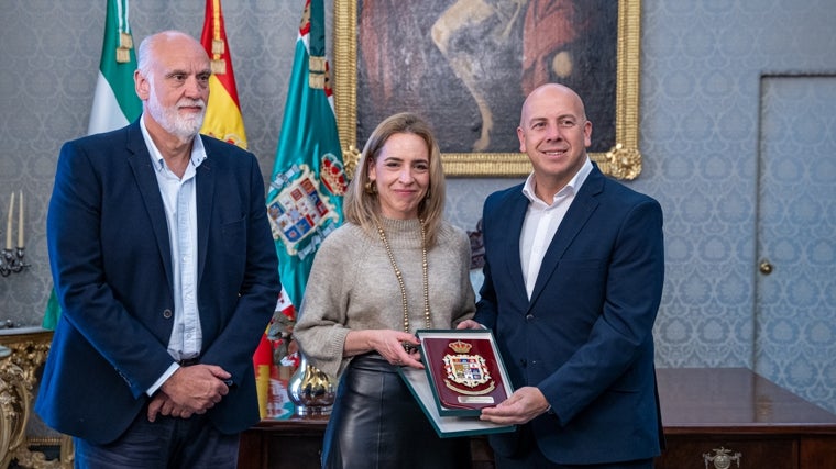 Javier Vidal y Almudena Martínez hacen entrega de la placa a Pedro Curtido.