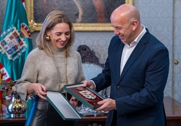 Almudena Martínez recibe a Pedro Curtido, presidente de la Federación Andaluza de Fútbol