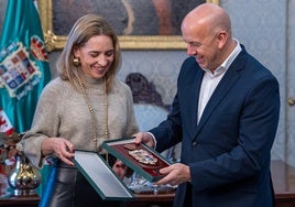 Almudena Martínez recibe a Pedro Curtido, presidente de la Federación Andaluza de Fútbol