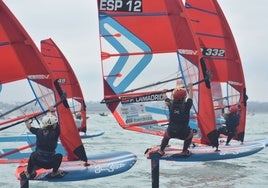 La andaluza Pilar Lamadrid y los baleares Nacho Baltasar y Andrea Torres, primeros líderes de los campeonatos de España de iQFOil