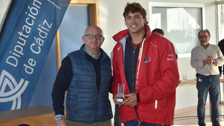 Nacho Baltasar, a la derecha, recoge el premio.