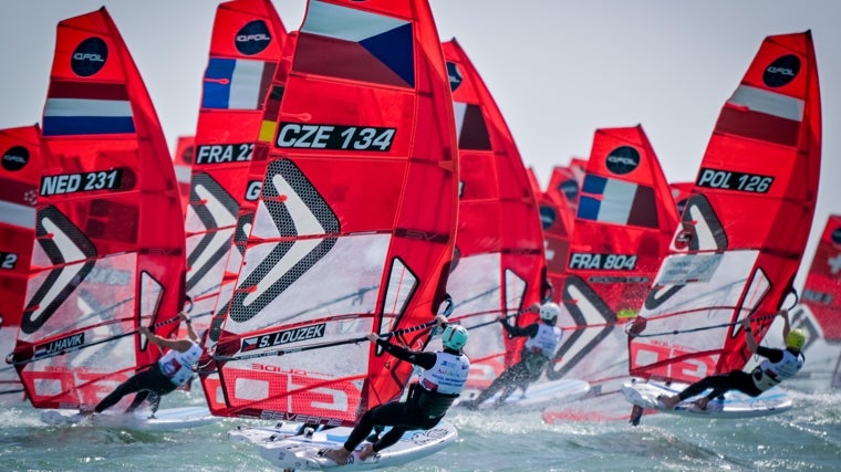 La Bahía de Cádiz es el epicentro del windsurf durante estos días.