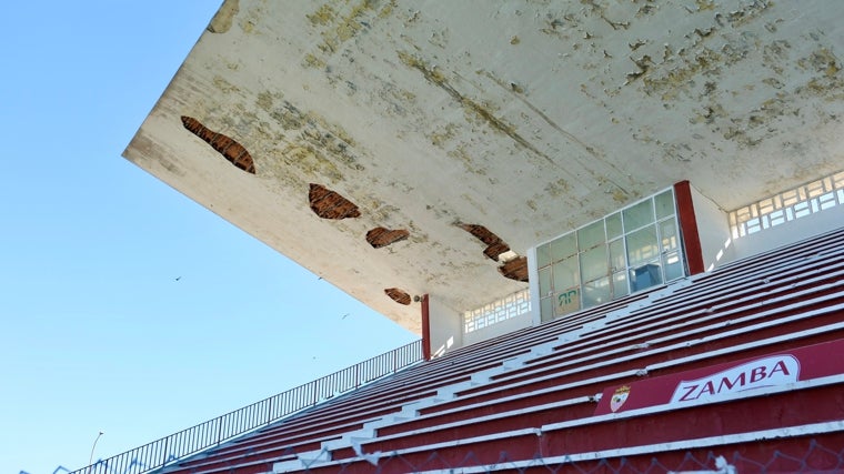 La deplorable imagen de la Tribuna del Estadio José del Cuvillo antes de su remodelación.