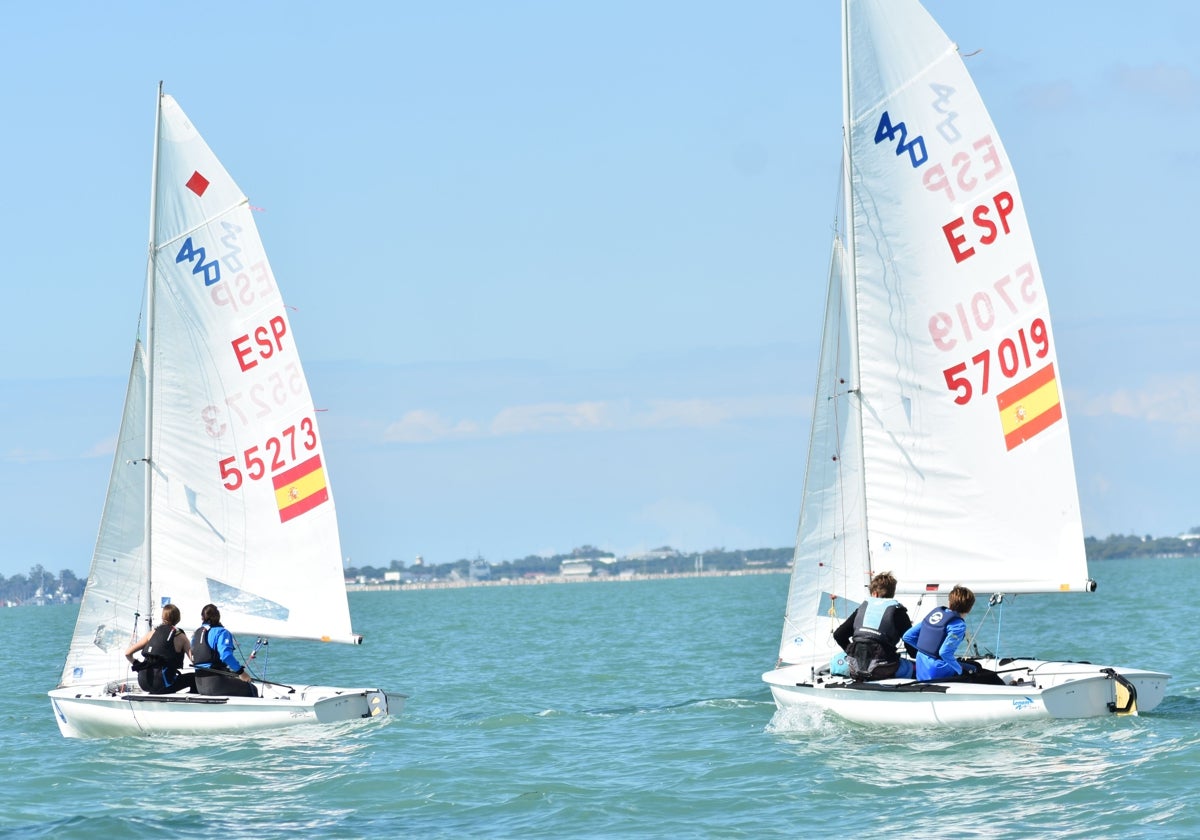 La Copa de España de 420 se celebró el fin de semana pasado en las aguas de la Bahía de Cádiz.