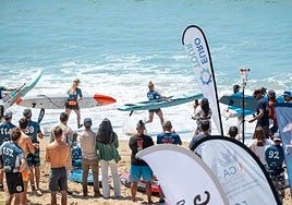 Shuri Araki y Mariecarmen Rivera, campeones absolutos de la V edición de la Sancti Petri SUP Race en La Barrosa