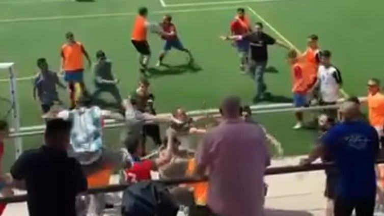 Las lamentables imágenes de la gran trifulca en un partido de fútbol en el Gómez Castro de San Fernando