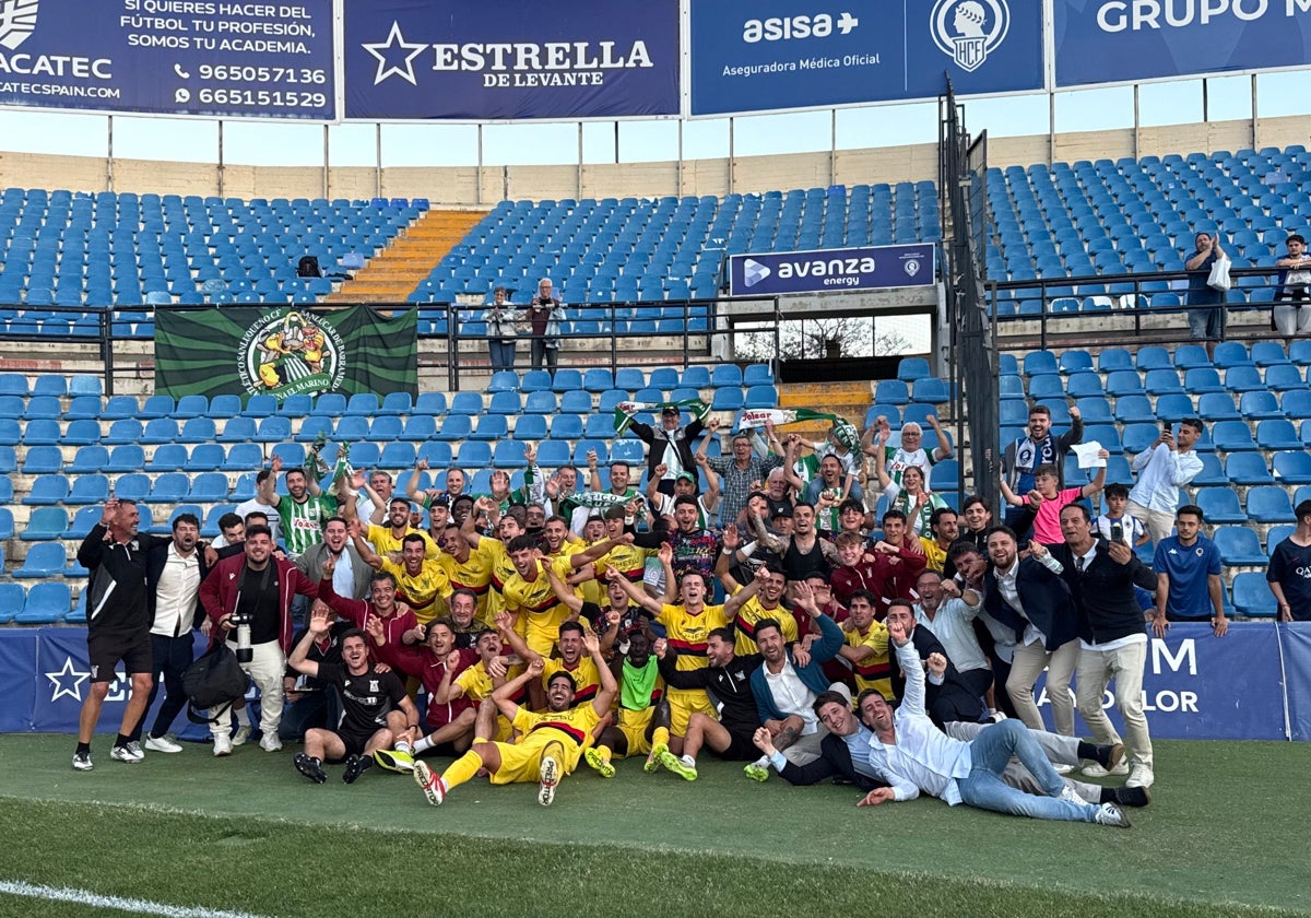 La plantilla celebra el éxito deportivo con la afición desplazada