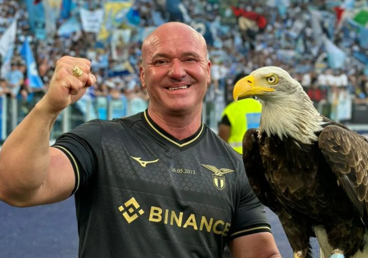 Juan Cetrero junto a Olimpia, águila símbolo de la Lazio