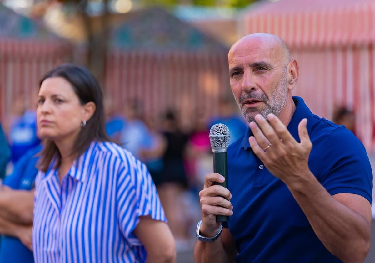 Monchi junto a la alcaldesa isleña Patricia Cavada.