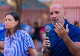 Monchi junto a la alcaldesa isleña Patricia Cavada.