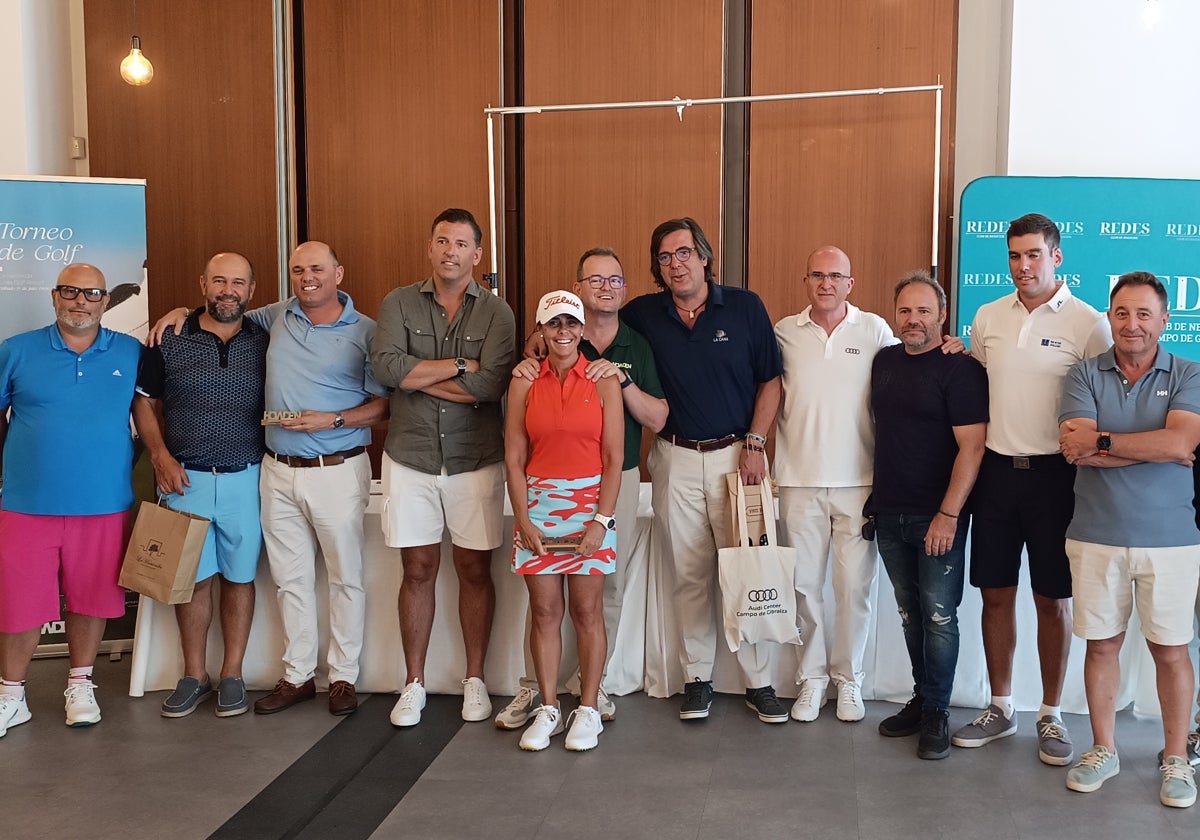 El cuadro de honor del campeonato, junto a los organizadores y patrocinadores, el sábado en las instalaciones de la Hacienda Links Golf Resort.