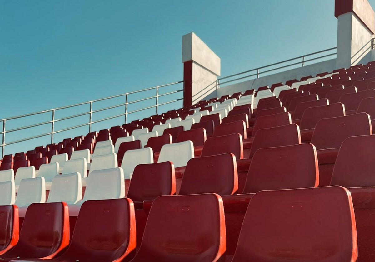 Ya ha empezado la colocación de los nuevos asientos del Estadio José del Cuvillo.