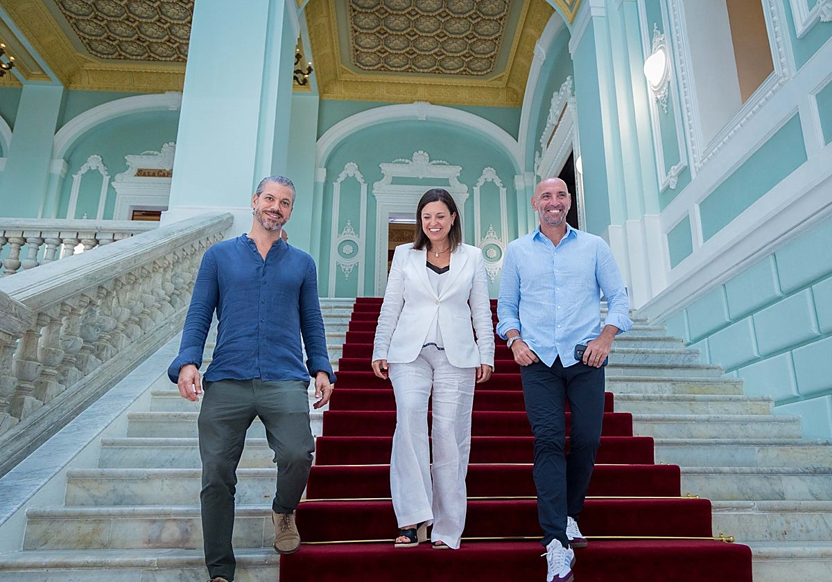 René Ramos, Patricia Cavada y Monchi, en el ayuntamiento isleño.