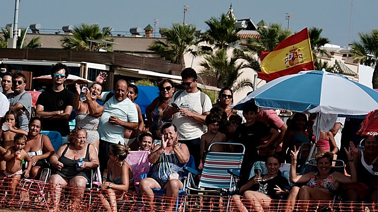 Numerosos espectadores se dan cita en las playas de Sanlúcar de Barrameda para ver en directo las carreras de caballos cada temporada.