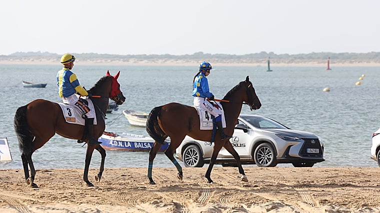 Momentos previos a una de las carreras de la tarde en Sanlúcar de Barrameda.
