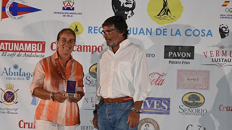 Pilar Caballero recoge el reconocimiento al Grupo Caballero de manos de Santiago Villagrán, presidente del Real Club Náutico de El Puerto de Santa María.