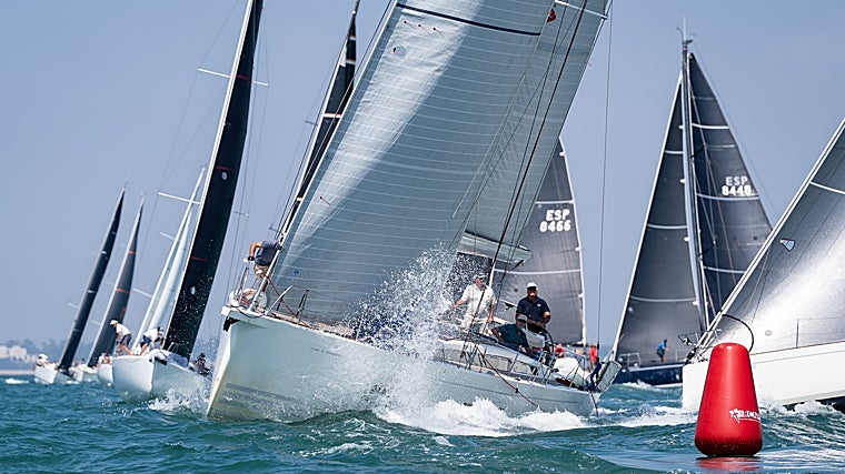 Desarrollo de la LIV Semana Náutica de El Puerto de Santa María en la Bahía de Cádiz.