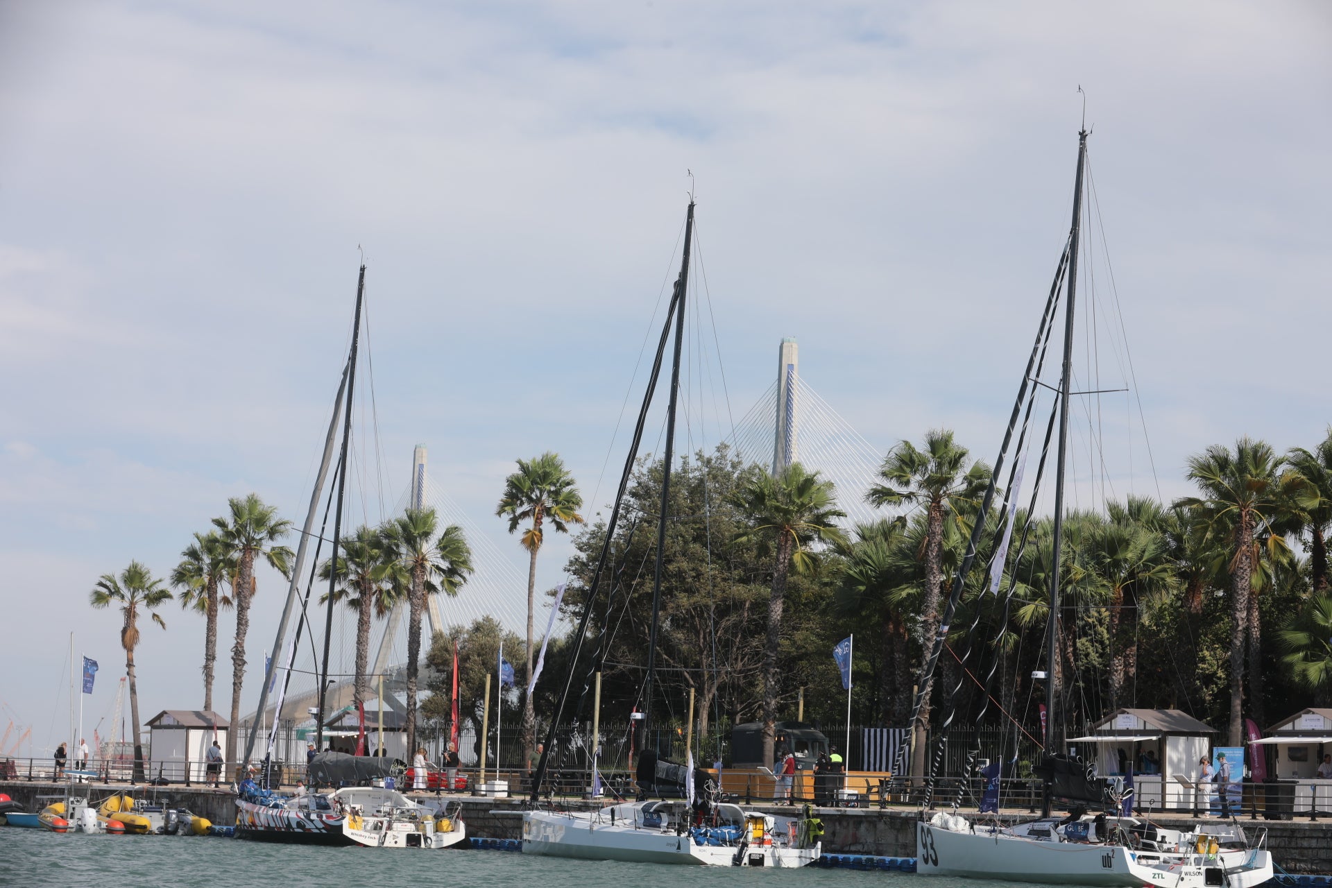 Los participantes en la regata Globe 40 velan armas en Cádiz