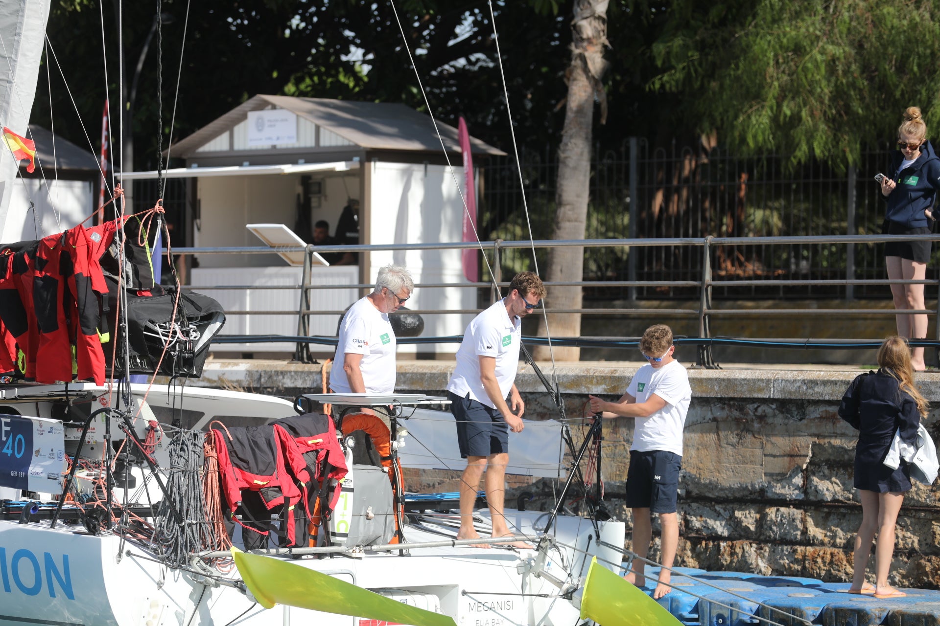 Los participantes en la regata Globe 40 velan armas en Cádiz