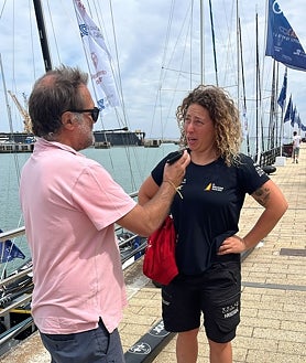 Imagen secundaria 2 - Aina Bauzá se cuelga de un cabo para ver el estado de su barco, abajo, en el interior de su embarcación; derecha, Djemila atiende a LA VOZ esta semana. 