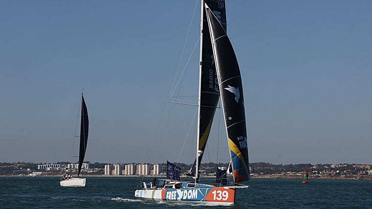 Una imagen de la Regata de Patrocinadores en las aguas de la Bahía de Cádiz.