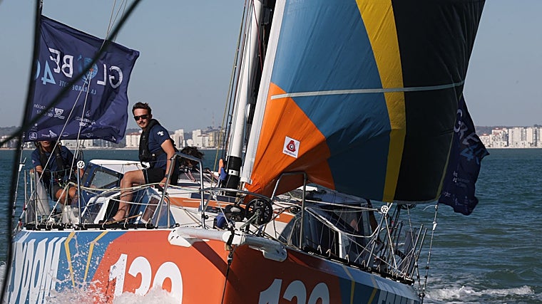 Exitoso paso de la Globe 40 por Cádiz.