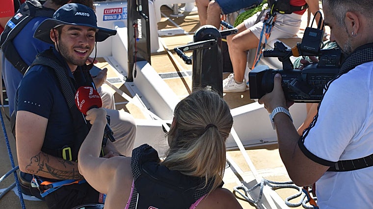 Lucas Roig atiende a los medios de comunicación durante la visita.