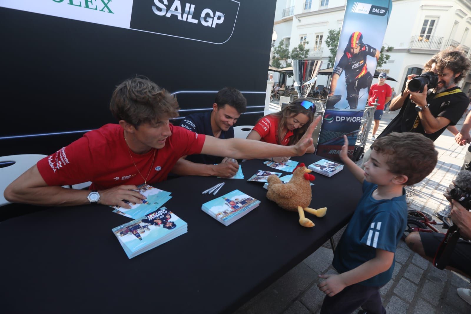 El equipo español de SailGP se encuentra con el público gaditano