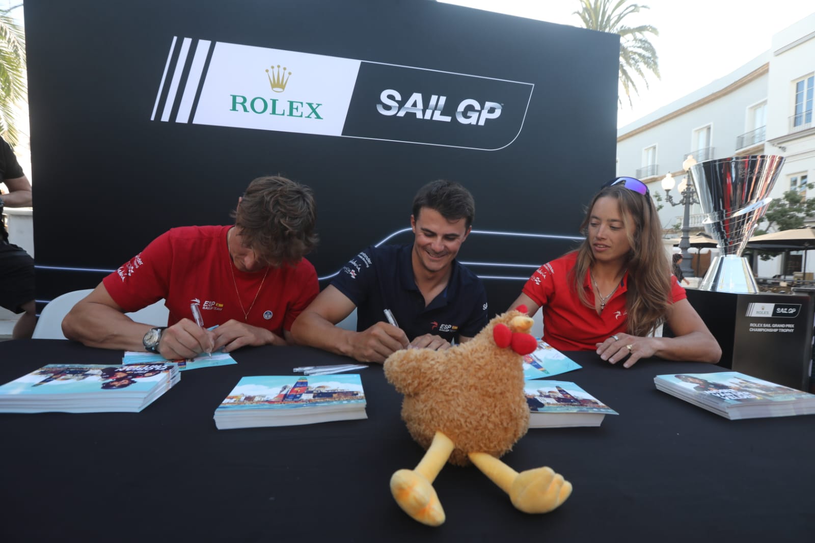 El equipo español de SailGP se encuentra con el público gaditano