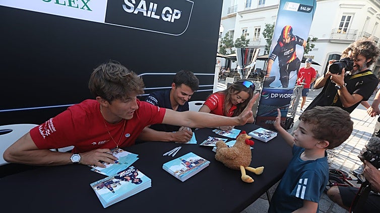 El equipo español de SailGP se encuentra con el público gaditano
