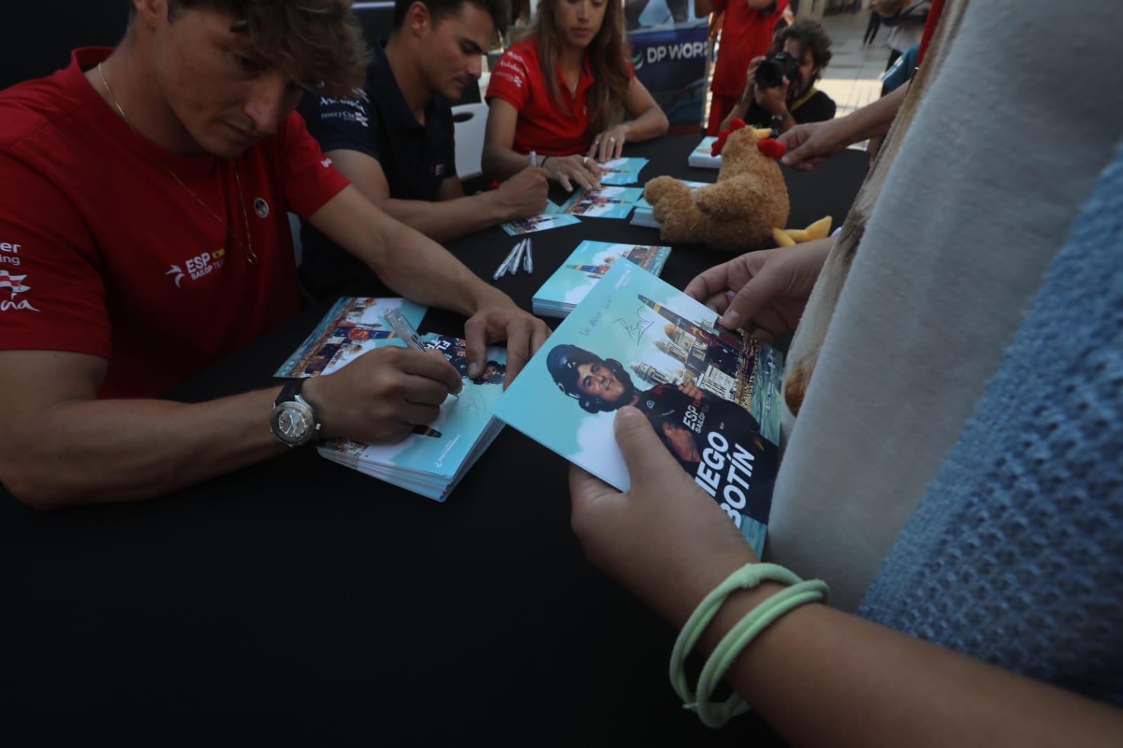 El equipo español de SailGP se encuentra con el público gaditano