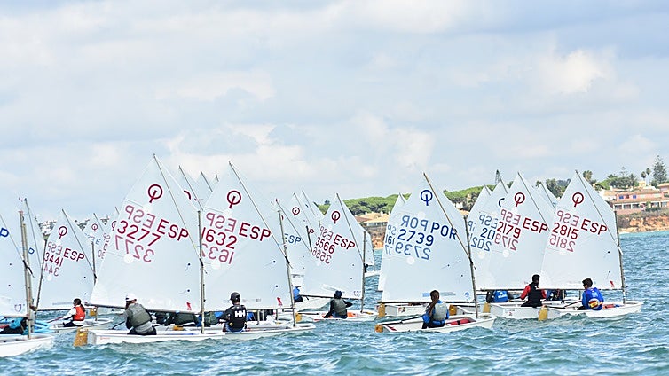 El X Trofeo de la Hispanidad celebra la década con regatistas baleares, canarios y andaluces, y de Portugal