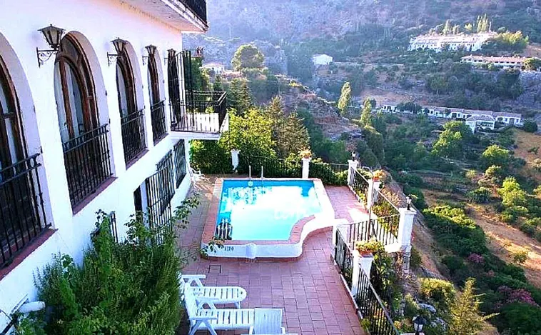 Asómate al balcón de este chalet colgado en la Sierra de Grazalema y disfrútalo durante todo el año